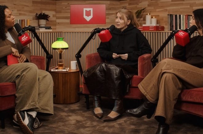 Adlibris nya podcast Shelf control leds av programledaren Amie Bramme Sey. I premiäravsnittet medverkar författaren Amanda Romare tillsammans med poddprofilen Cassandra Klatzkov. Pressbild.