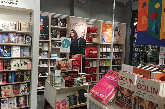 I Akademibokhandelns butiker syns kampanjer för både fysiska och digitala böcker numera. Foto: Boktugg.