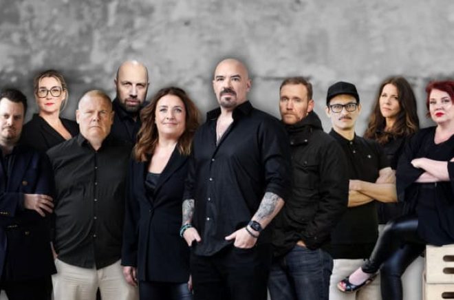 Tio författare som alla skrivit böcker i Alex Storm-serien. Pressbild.