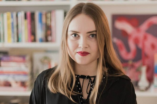 Amanda Jonsson får Bengt Christell-priset för sin bilderbok Sally surar!. Foto: Filip Lundgren