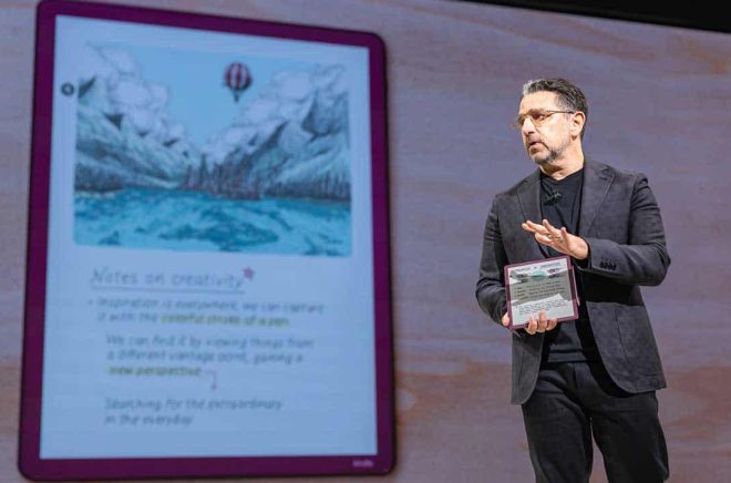 Tidigare i höst presenterade Amazons produktchef Panos Panay nya läs- och skrivplattor i serien Kindle Scribe Colorsoft. På dessa plattor kommer kunderna att kunna läsa AI-översatta e-böcker inom en snar framtid. Pressbild: Amazon.