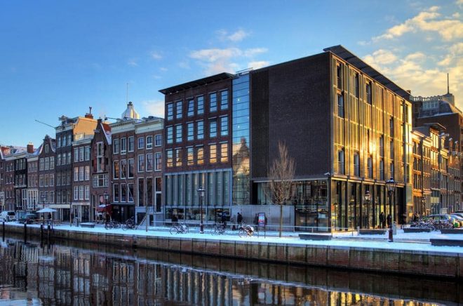 Anne Frank-huset är namnet på ett hus på Prinsengracht 263 i Amsterdam i Nederländerna. Där gömde sig Anne Frank, hennes familj och fyra andra personer från 1942 till 1944 under andra världskriget. Tillsammans med grannhuset är det sedan 1960 ett museum. Foto: dennisvdw/iStock.