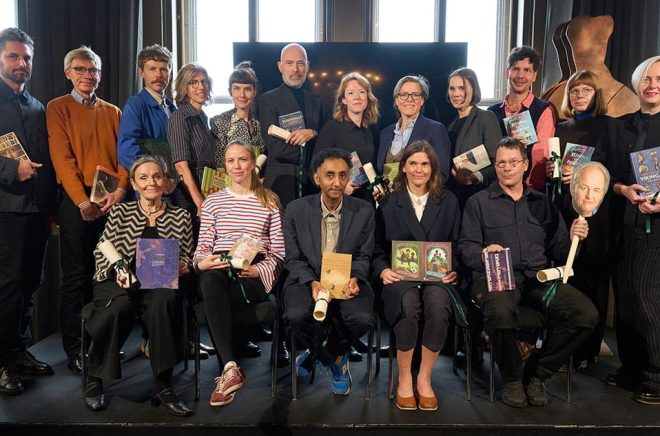 Bakre raden från vänster: Andrev Walden, Per Svensson, Aron Landahl, Emma Virke, Emelie Östergren, Knut Kainz Rognerud, Anna Thulin, Lena Andersson, Lyra Ekström Lindbäck, Oskar Kroon, Hanna Klinthage, Anna Lihammer
Främre raden från vänster: Eva Ekselius, Linda Jones, Sami Said, Frida Nilsson, Per Hansson
Ej närvarande: Jonas Hassen Khemiri, Henrik Bergren, Ted Hasselbom, Lisa dos Santos
Foto: Anders Sundbom