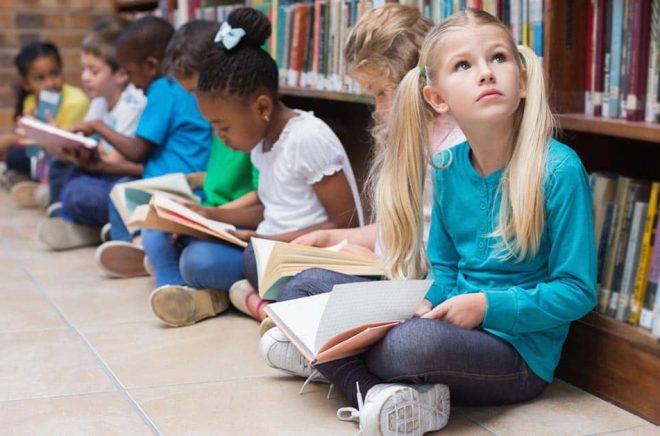 Fler bemannade skolbibliotek - eller kanske faktiskt göra läsning till ett eget ämne i grundskolan? Foto: iStock.