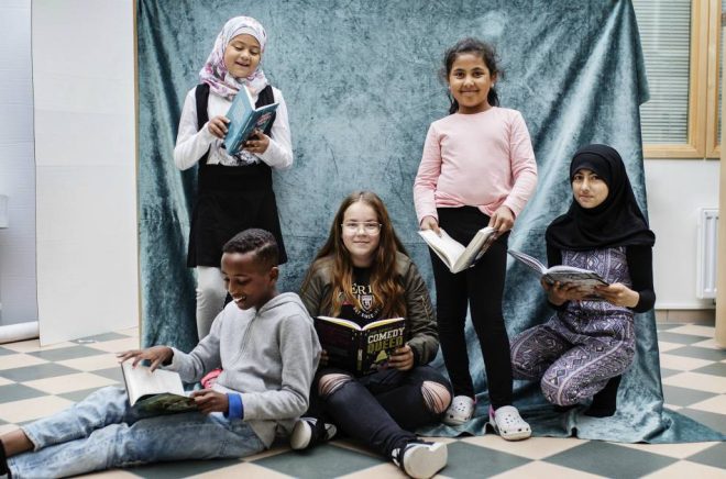 Barnradions bokpris-jury 2018: Jasmine Hl-Kritty, Fatme Ibrahim, Zajnab Hawra, Una Music och Shuaib Aden från Rosengårdsskolan i Malmö. Foto: Julia Lindemalm/Sveriges Radio