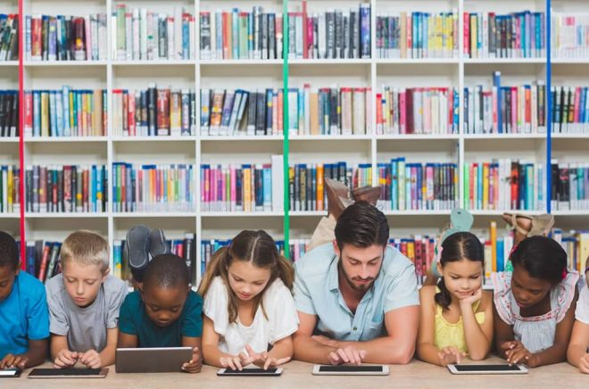 Även biblioteken är inne i en digitalisering. Eboksutlåningen ökar kraftigt - men det är fortfarande fysiska utlån som står för den största delen av bibliotekens utlåning, enligt Kungliga Bibliotekets statistik. Foto: iStock.