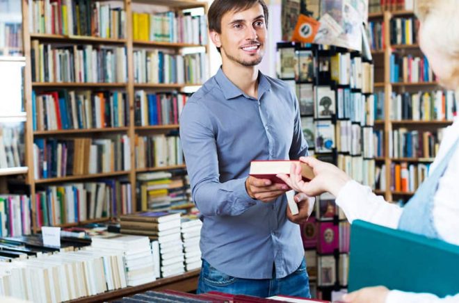 Den personliga rekommendationen i bokhandeln, handsålda böcker, slår algoritmer hos nätbokhandlare. Det menade en Harvardprofessor. Foto: iStock.