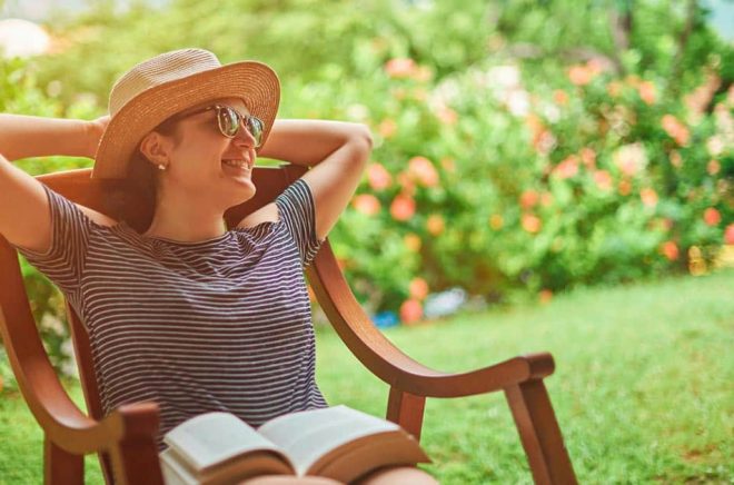 Sommarjobb: läsa böcker. För alla i bokbranschen låter det som ett drömjobb. Kommer det att leda till att Vimmerby får fram fler bokbloggare och litteraturkritiker? Foto: iStock.