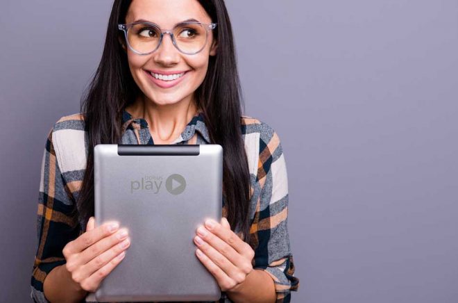 Den hemliga läsplattan från Bokus Play. Nej, vi skojar. Det är ett fotomontage. Men idén är kittlande. Foto: iStock. Montage: Boktugg.