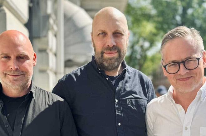Misko Massanyi och Peter Lindmark inleder samarbete med Oskar Törnström, förläggare på Bouq Publishing.  Pressbild.