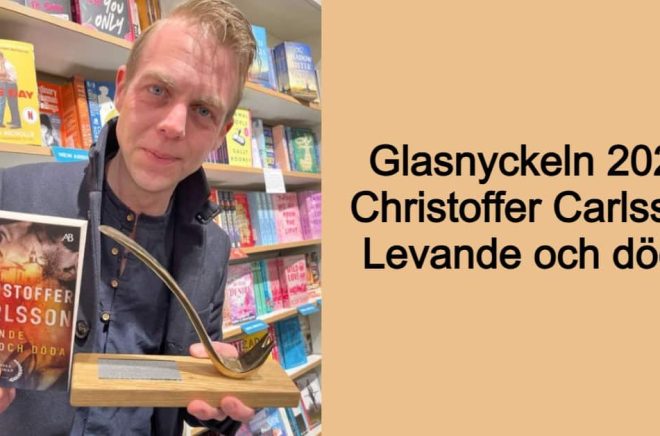 Christoffer Carlsson får Glasnyckeln, det stora nordiska priset till bästa kriminalroman, för sin roman Levande och döda. På bilden med den en gyllene kofot han fick när boken vann Svenska Deckarakademins pris för Bästa svenska kriminalroman 2023. Foto: Svenska Deckarakademin.
