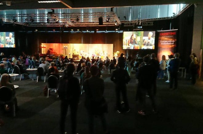 Kanske den bäst fungerande scenen på Bokmässan 2021 - Crimetime. Snygg dekor, inbjudande eftersom den inte låg bakom några dörrar och dessutom ett starkt program. Foto: Boktugg.