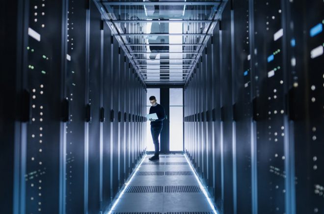 Stora datacenter har tusentals kunder, både stora och små. Serverhallar alstrar mycket värme och därmed är Sverige ett bra land att drifta dem i. Foto: iStock.