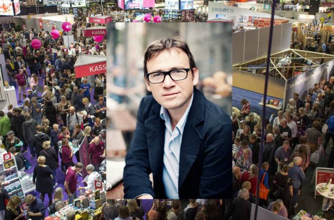 David Nicholls (foto: Kristofer Samuelsson) kommer till Bokmässan i Göteborg (bakgrundsfoto: Niklas Maupoix/Bokmässan).