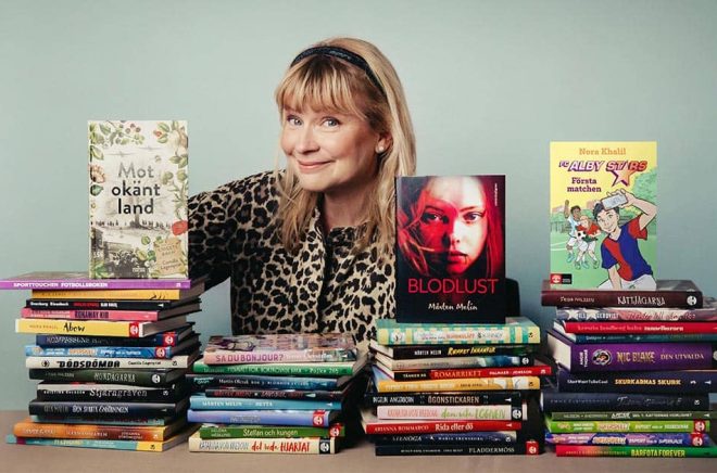 I år leds tävlingen av den folkkära frilansprogramledaren och författaren Josefine Sundström, vars passion för litteratur och barnens läsutveckling kommer att lysa upp vägen för deltagarna. Josefine, tidigare programledare för bl.a. frågesportsprogrammet “Vi i femman”, ska nu inspirera fler barn att tävla, men denna gång inom läsning. Foto: Kajsa Charlotta Studios.