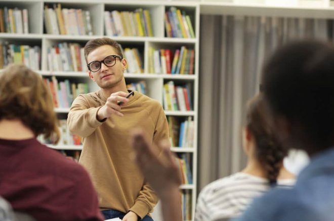 Författare på besök vill ha betalt som alla andra för sitt jobb. Från årsskiftet höjs minimirekommendationen. Foto: iStock.