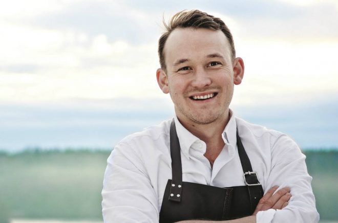 Gabriel Jonsson, vinnare av Sveriges mästerkock 2019, är nominerad i kategorin First Cookbook för Från skog till bord (Bonnier Fakta). Foto: Frida Wismar