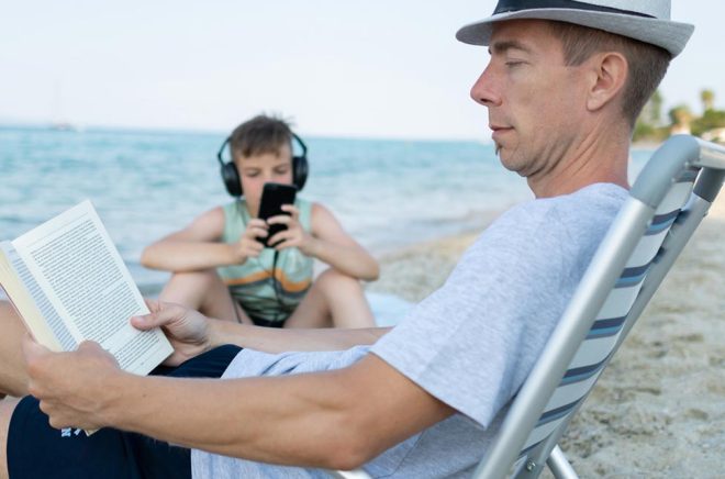 Under sommaren ökar bokläsandet för många. Men hur står sig böckerna i konkurrens med spel, film, tv, sociala medier, nyhetssajter och musik? Böckerna tappar marknadsandelar även om antalet läsare fortfarande är högt. Foto: iStock.