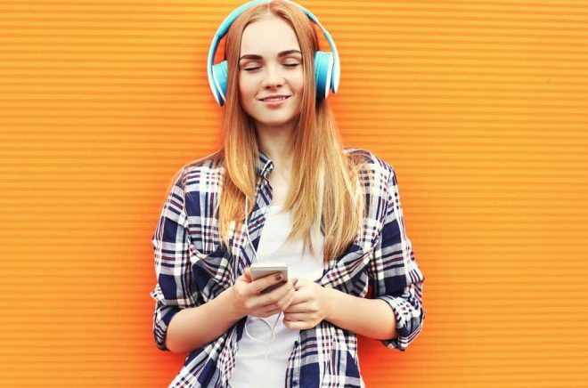 Allt fler lyssnar på ljudböcker och efter momssänkningen blir det mer pengar till förlagen och Storytel. Foto: iStock.