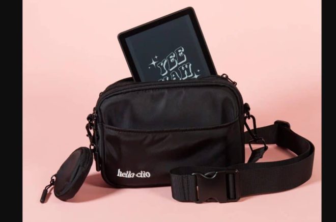 Läsplattan Kindle trendar på Tiktok - och läsarna köper gärna tillbehör. Hello Clio lanserar en specialväska för Kindle.