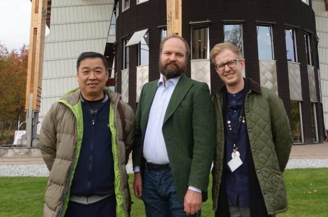 Wang Youchang, Pelle Agorelius och Jonas Strömkvist framför Måltidens hus i Grythyttan.