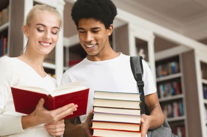 Ett flertal böcker har fått ett uppsving hos unga läsare tack vare TikTok. Foto: Istock