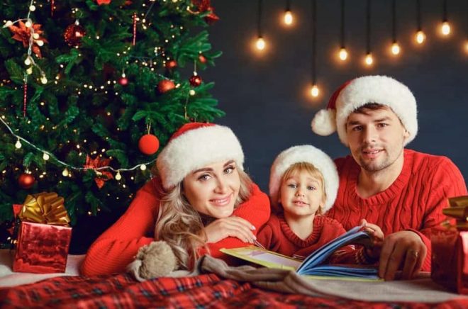 Boken är den bästa julklappen om folket själv får välja. Foto: Istock