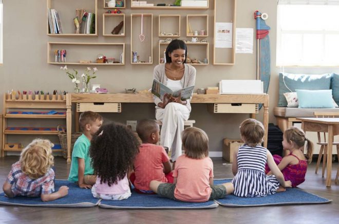 Regelbundna sagostunder i skolan förbättrar barnens läsförståelse och gör dem mer benägna att vilja läsa själva, visar en undersökning från Egmont. Foto: Istock