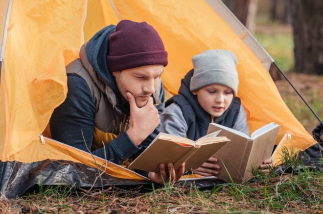 Inga planer för läslovet än? I den nya barn- och ungdomsbokskatalogen hittar du boktips och pyssel för barn och unga i alla åldrar. Foto: Istock