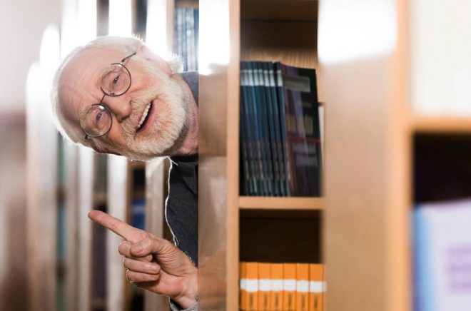 Biblioteken i Göteborg fick en bra idé. Låntagare som är över 70 år kan beställa hem bokpåsar för att ha något att göra över påsken. Foto: Istock