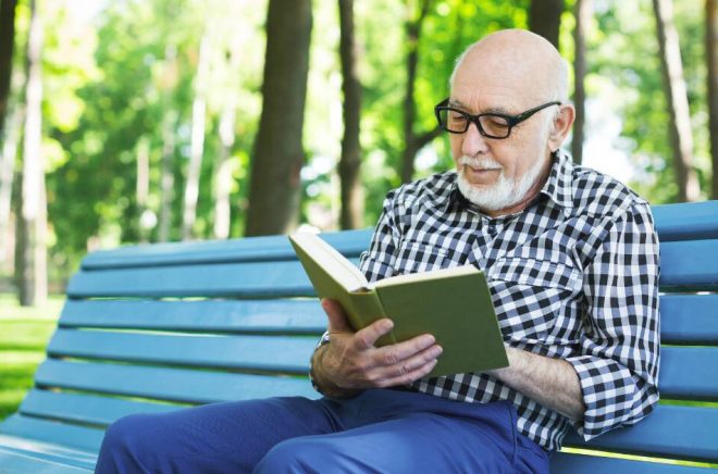 Läser du mycket böcker? Bra, då är chansen större att du lever längre – och dessutom håller du din hjärna på alerten. Foto: Istock