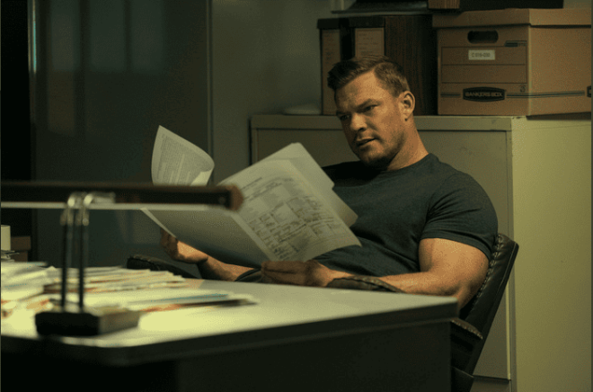 Alan Ritchson spelar Jack Reacher, med en kroppshydda som mer överensstämmer med boken än då Tom Cruise spelade rollen. Foto: Brooke Palmer/Prime Video.