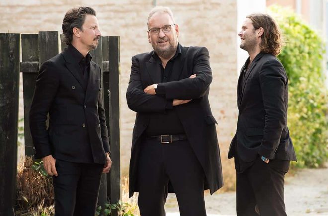 Lasse Brahme, VD Bokfabriken, Anders Nilsson, författare och skapare av Johan Falk samt Jakob Nilsson, förläggare. Foto: Martin Magntorn/Bokfabriken.