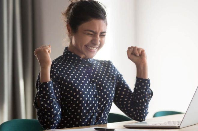 Så här glada blir de författare som får besked om stipendium den närmsta tiden. Foto: iStock.