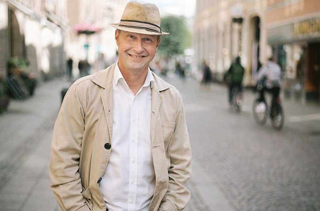 Författaren Kalle Löfqvist skriver deckare som utspelar sig i Lund. Pressbild: Gyldendal Astra.