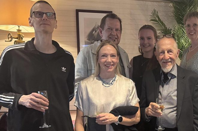 Anders Källgren, i raden längst bak, med personal från Uppsala och Ludvika. Samt givetvis Reinhold Hedenblad själv, i främre raden till höger. Foto: Privat.