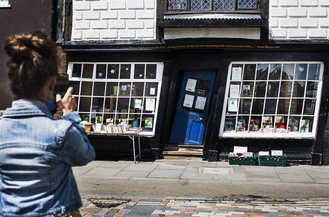 Catching lives Charity bookshop är Canterburys näst mest fotograferade byggnad.
Foto: Sarah Perfekt