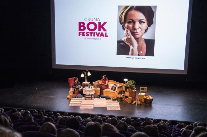 Arkivbild: Tora Lindberg modererar samtal med Katarina Wennstam under en tidigare upplaga av bokfestivalen i Kiruna. Foto: Johan Ylitalo