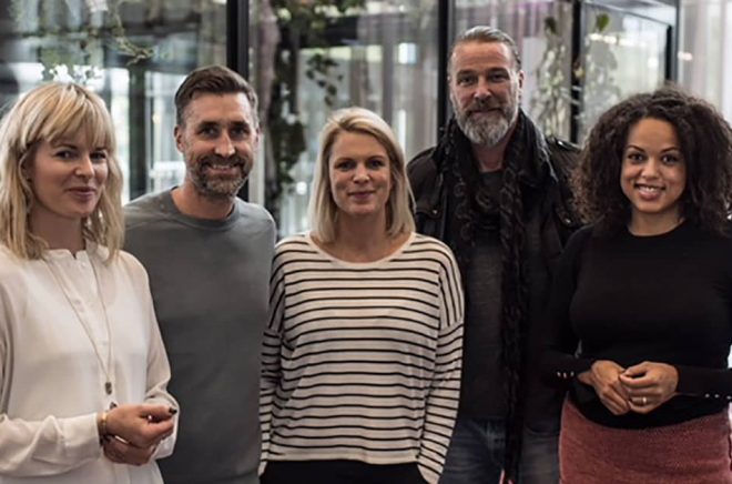 Författarna Andréas & Emelie Sjölander omgivna av Linda Grådal, Patrik Sjöberg och Elaine Eksvärd från Treskablinoll.
Foto: Boksmart förlag