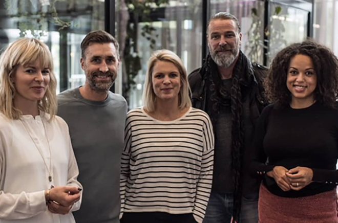 Författarna Andréas & Emelie Sjölander omgivna av Linda Grådal, Patrik Sjöberg och Elaine Eksvärd från Treskablinoll.
Foto: Boksmart förlag