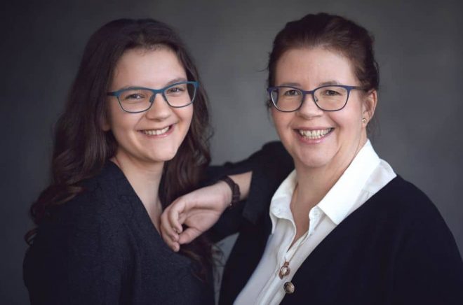 Alice Johansson och hennes mamma Johanna Krebs har skrivit en gemensam fantasyroman. Foto: Patrik Svedberg