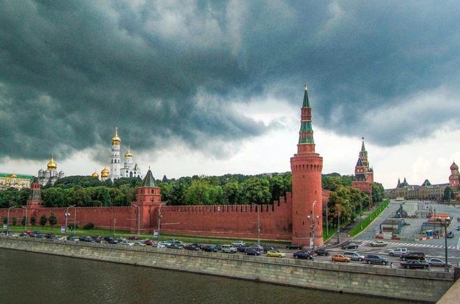 Mörka moln över Kreml i Moskva. Storytels kontor ligger i en annan del av den ryska storstaden. Foto: iStock.