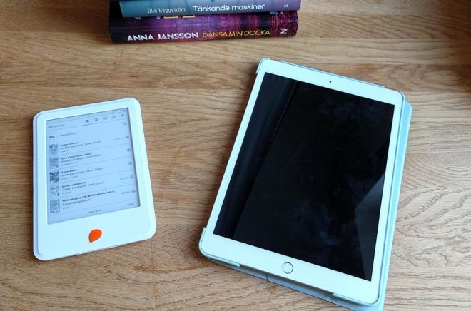 Till vänster läsplattan Storytel Reader och till höger surfplattan iPad. Foto: Boktugg.