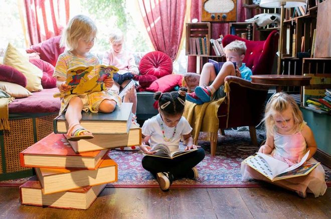 Lässtegen är ett roligt och enkelt sätt för förskolor att inspireras till mer högläsning och skapa fler lässtunder tillsammans med barnen. Utmaningen är att samla minst 50 sagostunder under terminen för chansen att vinna en heldag på Junibacken, en upplevelse fylld med böcker, teater och lek, samt bokpaket från Rabén & Sjögren med titlar från flera av Sveriges främsta barnboksförfattare. Pressbild.