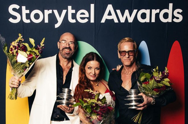 Leffe Grimwalker, Caroline Grimwalker och Jonas Malmsjö, vinnare i kategori Spänning på Storytel Awards 2026. Foto: Kajsa Göransson/Storytel.