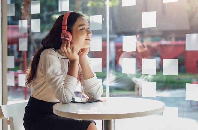 Studenter har blivit en viktig målgrupp för ljudbokstjänsterna. Bookbeat startar priskrig. Foto: iStock.