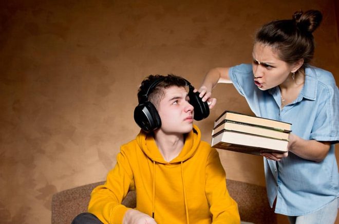 Lyssna eller läsa? Vad tjänar författaren egentligen bäst på och går det att jämföra ljud och text? Foto: Vyacheslav Dumchev/iStock.