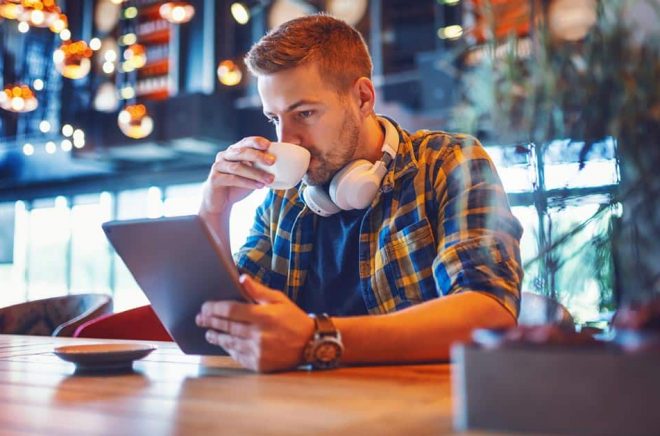 Allt fler svenskar lyssnar på ljudböcker, men även eboksläsandet ökar. Foto: iStock.