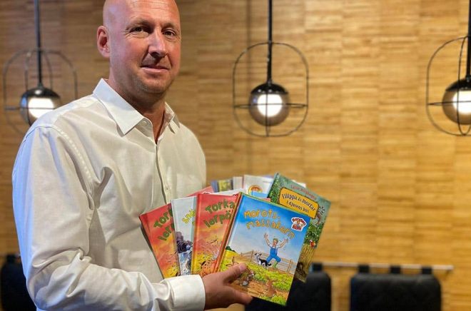Christoffer Bergfors, vice koncernchef på Max, får ta emot ett pris för företagets satsning på att dela ut barnböcker istället för leksaker med sina barnmenyer. Foto: Pressbild.