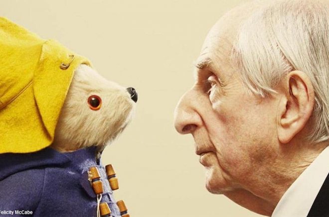 Björnen Paddington och författaren Michael Bond. Foto: Felicity McCabe (pressbild via Modernista).